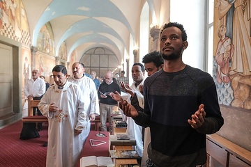 Männer beten während des Gottesdienstes am 22. April 2018 im koptisch-orthodoxen Kloster in Höxter.