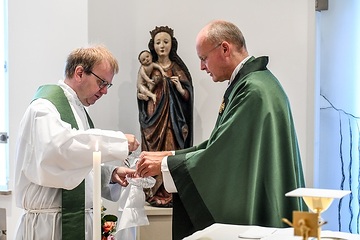 Domkapitular Michael Dörnemann (l.) und Franz-Josef Overbeck, Bischof von Essen, während der Eucharistiefeier in der Kapelle im Bischofshaus in Essen am 2. September 2019.