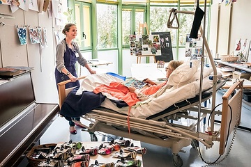 Eine bettlägerige Patientin bei einem Workshop mit einer Kunsttherapeutin in der Palliativstation der medizinischen Einrichtung Jeanne Garnier am 12. Juni 2018 in Paris. Achtung, das Bild darf nicht im Zusammenhang mit Sterbehilfe verwendet werden!