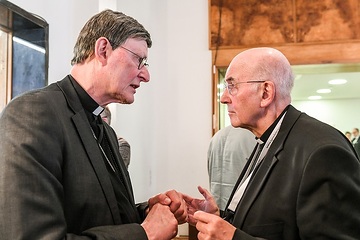 Kardinal Rainer Maria Woelki (l.), Erzbischof von Köln, im Gespräch mit Felix Genn, Bischof von Münster, bei den Beratungen der Synodalversammlung am 31. Januar 2020 im Dominikanerkloster in Frankfurt.