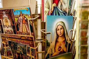 Postkarten mit verschiedenen christlichen Motiven in Kevelaer am 23. September 2016.