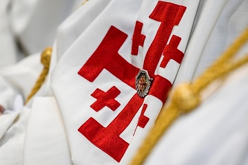 Mantel mit Wappen des Ritterordens vom Heiligen Grab zu Jerusalem am 1. Februar 2020 in Rom.