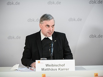 Matthäus Karrer, Weihbischof in Rottenburg-Stuttgart und Mitglied der Pastoralkommission der Deutschen Bischofskonferenz (DBK), beim Pressegespräch während der Frühjahrsvollversammlung der DBK am 8. März 2022 in Vierzehnheiligen.