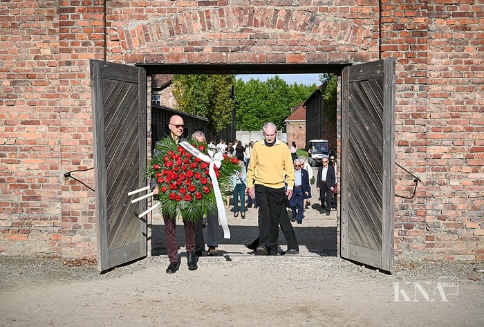 230929-0916-000063 Gedenken an der Todeswand in Auschwitz