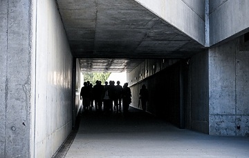Besucher im neu gestalteten Ausgang der KZ-Gedenkstätte Auschwitz I (Stammlager), am 22. September 2023 in Oswiecim (Polen).
