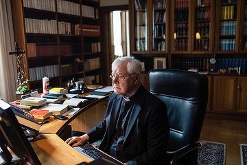 Kardinal Gerhard Ludwig Müller sitzt am 18. Februar 2019 am Schreibtisch und arbeitet am Computer in seiner Wohnung in Rom.