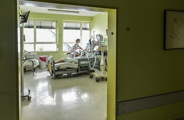 Eine Pflegerin steht an einem Bett eines Patienten am 29. Juni 2018 auf der Intensivstation im Cura Krankenhaus Bad Honnef.
