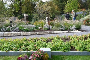 Fiktive Friedhofsanlage mit Wegen, Sitzgelegenheiten und Grabfeldern am 18. Oktober 2023 auf dem "Campus Vivorum" in Süßen.