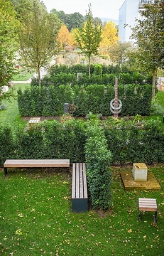 Fiktive Friedhofsanlage mit Wegen, Sitzgelegenheiten und Grabfeldern am 18. Oktober 2023 auf dem "Campus Vivorum" in Süßen.