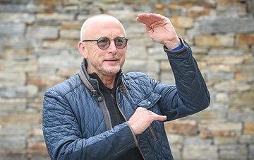 Günter Czasny, stellvertretender Geschäftsführer der Kunstgießerei Strassacker, steht am 18. Oktober 2023 auf dem "Campus Vivorum", einem Experimentierfeld für Friedhöfe, in Süßen.