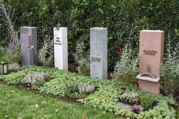 Fiktive Urnengräber sind mit Blumen geschmückt am 18. Oktober 2023 auf dem "Campus Vivorum" in Süßen.