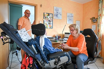 Margret Gasper gibt ihrem behinderten Sohn Daniel Nahrung über eine Sonde, am 19. September 2023 zuhause in ihrer Wohnung in Alfter.