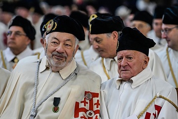 Männer während der Messe anlässlich der Einführung von Fernando Filoni als Kardinal-Großmeister des Ritterordens vom Heiligen Grab zu Jerusalem am 1. Februar 2020 in der Kirche Santo Spirito in Sassia in Rom.