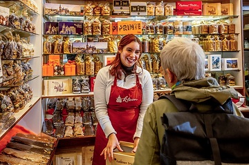 Eine Mitarbeiterin der Printenbäckerei Klein berät eine Kundin im Verkaufsraum der Bäckerei am 30. Oktober 2023 in Aachen.