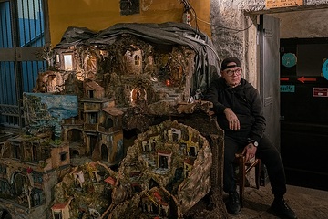 Ein Mann lehnt an einem Verkaufsstand für Krippen am 19. November 2021 in der Via San Gregorio Armeno in Neapel.