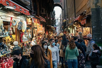 Menschen schauen in die Auslagen der Geschäfte für Krippenbedarf am 20. November 2021 in der Via San Gregorio Armeno in Neapel.