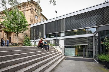 Studierende sitzen auf einer Treppe vor der Hochschule für Jüdische Studien Heidelberg am 27. Mai 2019.