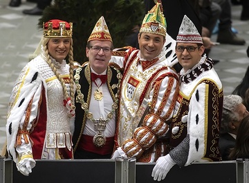 Das Kölner Dreigestirn - Jungfrau Catharina, Prinz Marc I., Bauer Markus - und Christoph Kuckelkorn (2.v.l.), Präsident des Festkomitee Kölner Karneval, am 16. Januar 2019 im Vatikan.