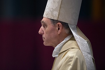 Erzbischof Georg Gänswein, emeritierter Präfekt des Päpstlichen Hauses, während der Gedenkmesse am ersten Todestag des emeritierten Papstes Benedikt XVI. am 31. Dezember 2023 im Petersdom im Vatikan.