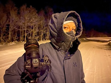 Die Journalistin Andrea Krogmann, Redakteurin bei der Katholischen Nachrichten-Agentur, mit ihrer gefrorenen Kamera am 14. Dezember 2023 in der Nähe von Alta (Norwegen).
