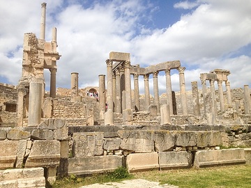 Römisches Amphitheater der antiken Ruinenstadt Thugga, heute Dougga (Tunesien), am 20. April 2017.