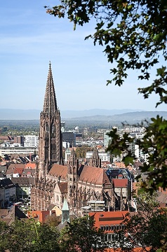 Blick auf das Freiburger Münster und die Innenstadt von Freiburg am 17. Oktober 2022.