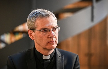 Heiner Wilmer, Bischof von Hildesheim und Vorsitzender der Kommission für gesellschaftliche und soziale Fragen der Deutschen Bischofskonferenz (DBK), am 22. Februar 2024 in Augsburg.