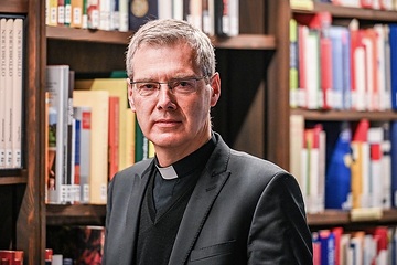 Heiner Wilmer, Bischof von Hildesheim und Vorsitzender der Kommission für gesellschaftliche und soziale Fragen der Deutschen Bischofskonferenz (DBK), am 22. Februar 2024 in Augsburg.