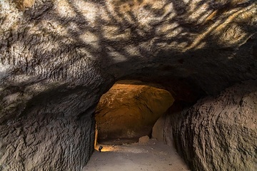 Blick in eine Tuffsteinhöhle in der Gedenkstätte Ardeatinische Höhlen Rom, am 12. März 2019 in Rom (Italien).