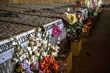 Blumen vor Gräbern im Mausoleum in der Gedenkstätte Ardeatinische Höhlen Rom, am 12. März 2019 in Rom (Italien).