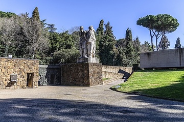 Statue "I Martiri" von Francesco Cocchio am Eingang der Gedenkstätte Ardeatinische Höhlen Rom, am 12. März 2019 in Rom (Italien).