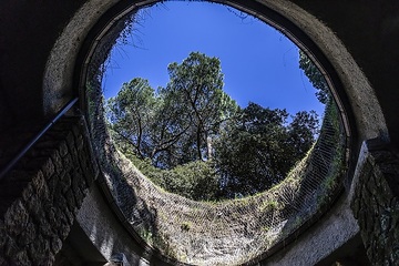 Loch in der Decke einer Höhle in der Gedenkstätte Ardeatinische Höhlen Rom, am 12. März 2019 in Rom (Italien). Es entstand durch eine deutsche Sprengladung.