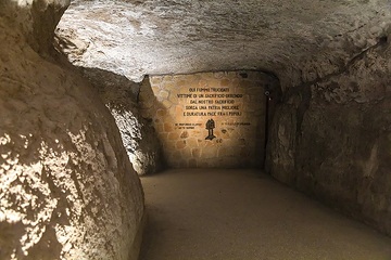 Blick in eine Tuffsteinhöhle in der Gedenkstätte Ardeatinische Höhlen Rom, am 12. März 2019 in Rom (Italien).