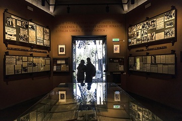 Schattenrisse von Besuchern im Museum der Gedenkstätte Ardeatinische Höhlen Rom, am 12. März 2019 in Rom (Italien).