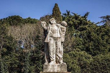 Statue "Der Märtyrer" von Francesco Cocchio am Eingang der Gedenkstätte Ardeatinische Höhlen, am 12. März 2019 in Rom (Italien).