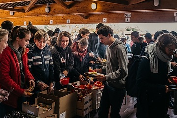 Jugendliche und junge Erwachsene bei der Essenausgabe am 29. Oktober 2018 in Taize (Frankreich).