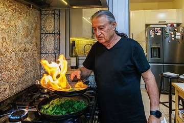 Chefkoch Mosche Basson bereitet ein traditionelles Essen zu am 26. Februar 2024 in seiner Wohnung in Modi'in (Israel).