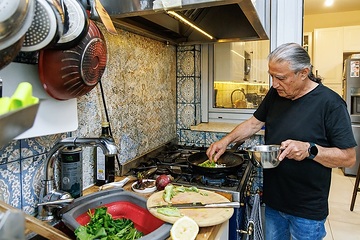 Chefkoch Mosche Basson bereitet ein traditionelles Essen mit Mariendisteln und Khubeza zu am 26. Februar 2024 in seiner Wohnung  in Modi'in (Israel).