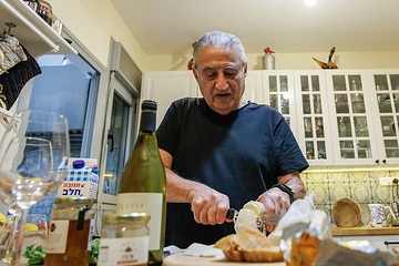 Chefkoch Mosche Basson bereitet ein traditionelles Essen zu am 26. Februar 2024 in seiner Wohnung  in Modi'in (Israel).