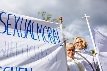Frauen halten ein Banner mit der Aufschrift "Sexualmoral", bei einer Mahnwache der Initiative "Maria 2.0" am 12. Mai 2019 vor dem Dom in Münster.