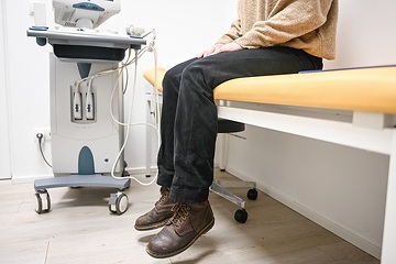 Blick den Sonographie-Raum einer Arztpraxis am 21. Dezember 2022 in Bonn. Eine Patientin sitzt auf einer Untersuchungsliege, neben ihr das Ultraschallgerät.