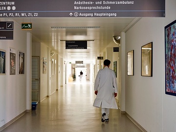 Ein Arzt geht durch einen Flur im Krankenhaus Barmherzige Brüder in Regensburg am 3. August 2022.