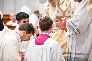 Kardinalstaatssekretär Pietro Parolin (r.) legt die Hand auf den Kopf von Vincenzo Turturro (m.l.), Apostolischer Nuntius in Paraguay, bei dessen Weihe zum Bischof, während eines Gottesdienstes, am 9. März 2024 im Petersdom im Vatikan.