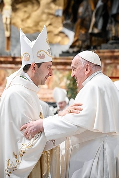 Papst Franziskus umarmt Vincenzo Turturro, Apostolischer Nuntius in Paraguay, bei dessen Weihe zum Bischof, während eines Gottesdienstes am 9. März 2024 im Petersdom im Vatikan.