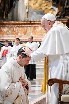 Papst Franziskus legt die Hände auf den Kopf von Vincenzo Turturro, Apostolischer Nuntius in Paraguay, bei dessen Weihe zum Bischof, während eines Gottesdienstes am 9. März 2024 im Petersdom im Vatikan.