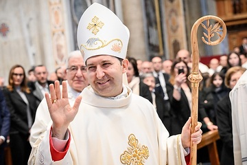 Vincenzo Turturro, Apostolischer Nuntius in Paraguay, erhebt die Hand zum Gruß nach dessen Weihe zum Bischof, während eines Gottesdienstes, am 9. März 2024 im Petersdom im Vatikan.