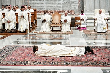 Vincenzo Turturro, Apostolischer Nuntius in Paraguay, bei der Prostatio, der Niederwerfung, bei dessen Weihe zum Bischof, während eines Gottesdienstes, am 9. März 2024 im Petersdom im Vatikan.