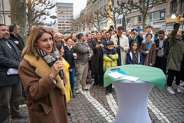 Nargess Eskandari-Grünberg, Bürgermeisterin von Frankfurt, spricht bei der erstmaligen Illumination mit Lichterschmuck zum islamischen Ramadan Fest in der Freßgass in Frankfurt am 10. März 2024.