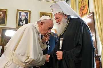 Der bulgarisch-orthodoxe Patriarch Neofit empfängt Papst Franziskus am 5. Mai 2019 in Sofia (Bulgarien). Papst Franziskus küsst das Brustkreuz des Patriarchen.
