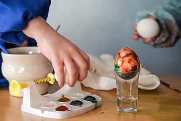 Kinder malen am 6. März 2024 am Wohnzimmertisch zuhause in Rheinbach gekochte Eier an zu Ostern.